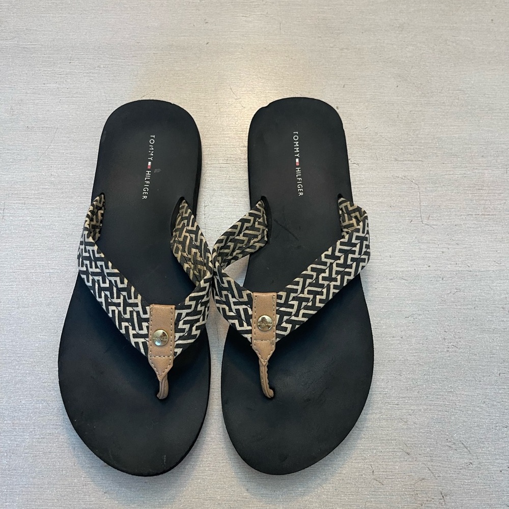 Tommy Hilfiger Black and Beige Patterned Sandals size 9 Women’s